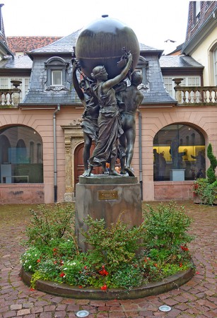 Statue de Bartoldi : Travail, Justice et Patrie soutenant le monde